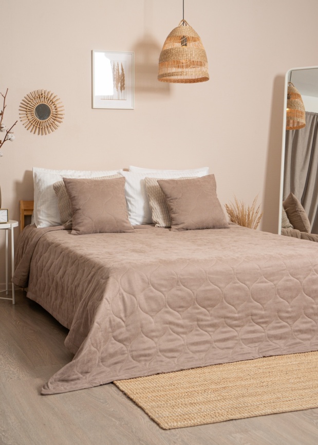 Покрывало на кровать двуспальное стеганое 220х240 см. Коллекция "Луковичка". Цвет бежевый (капучино) фото 1