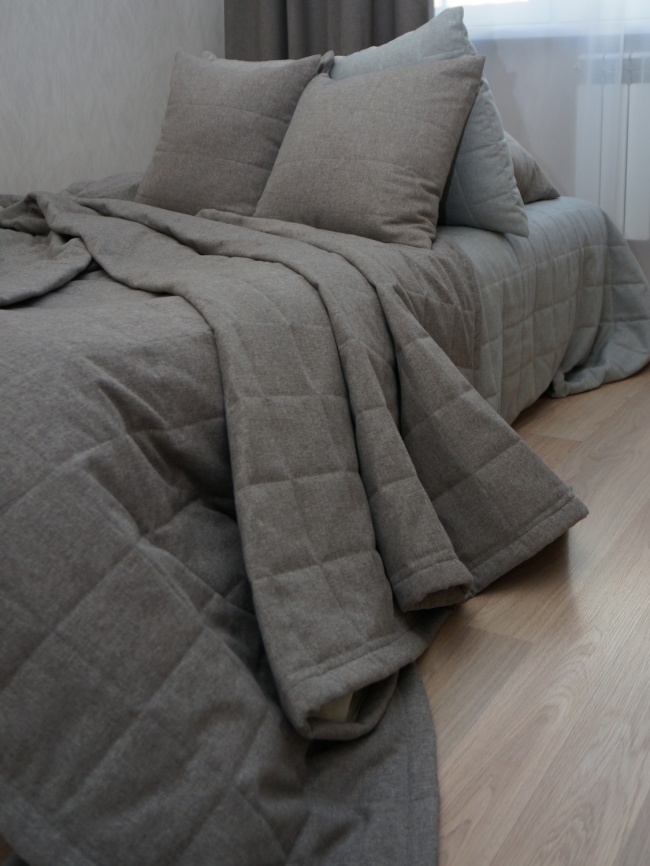 Покрывало на кровать двуспальное стеганое 160х220 см. Коллекция "Меланж". Цвет серо-бежевый (серо-бежевый меланж) фото 5