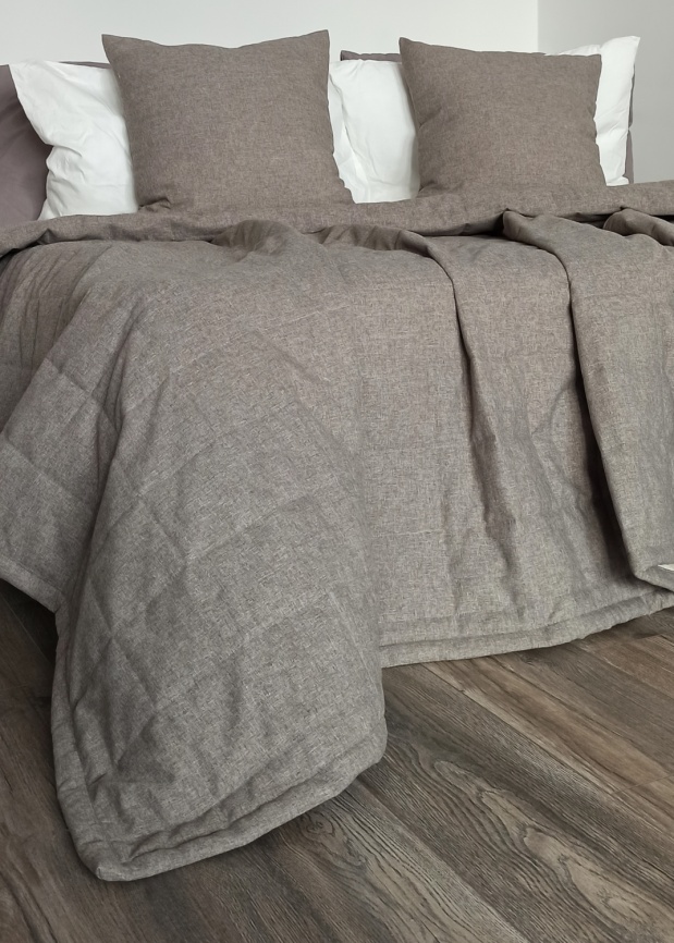 Покрывало на кровать двуспальное стеганое 220х240 см. Коллекция "Меланж". Цвет серо-бежевый (серо-бежевый меланж) фото 4