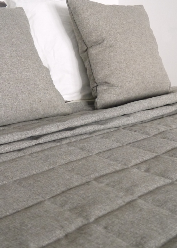 Покрывало на кровать двуспальное стеганое 220х240 см. Коллекция "Меланж". Цвет серо-бежевый (серо-бежевый меланж) фото 3