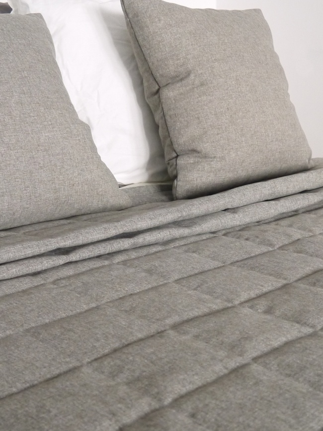 Покрывало на кровать двуспальное стеганое 160х220 см. Коллекция "Меланж". Цвет серо-бежевый (серо-бежевый меланж) фото 3